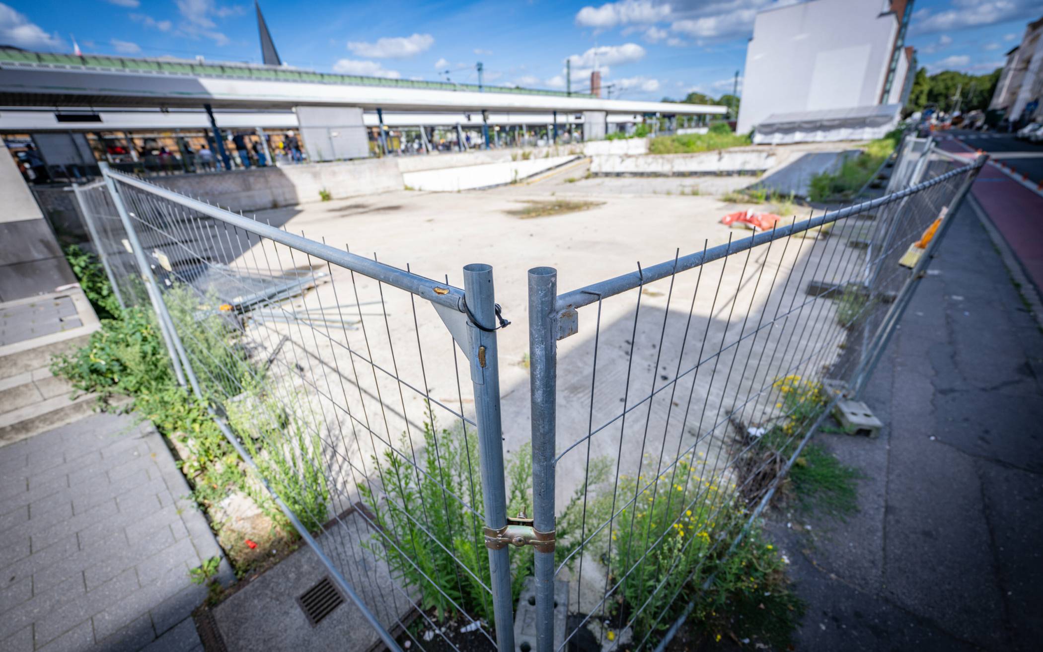  Nach wie vor offen ist, wann der Ersatzbau des 2023 abgerissenen Parkhauses an der Quantiusstraße gebaut werden kann. 