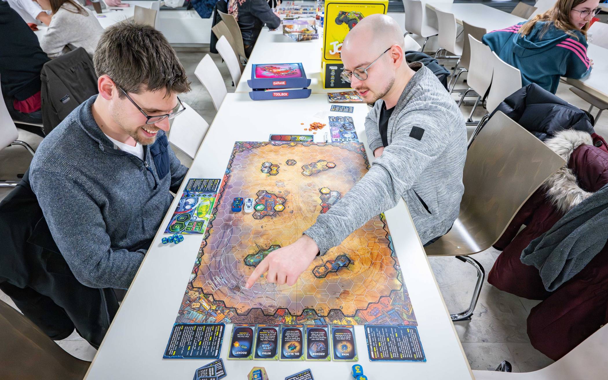  Philipp und Sebastian bereiten sich auf eine Partie „Joyride Turbo“ vor. Das Spiel hat Sebastian mitgebracht. 