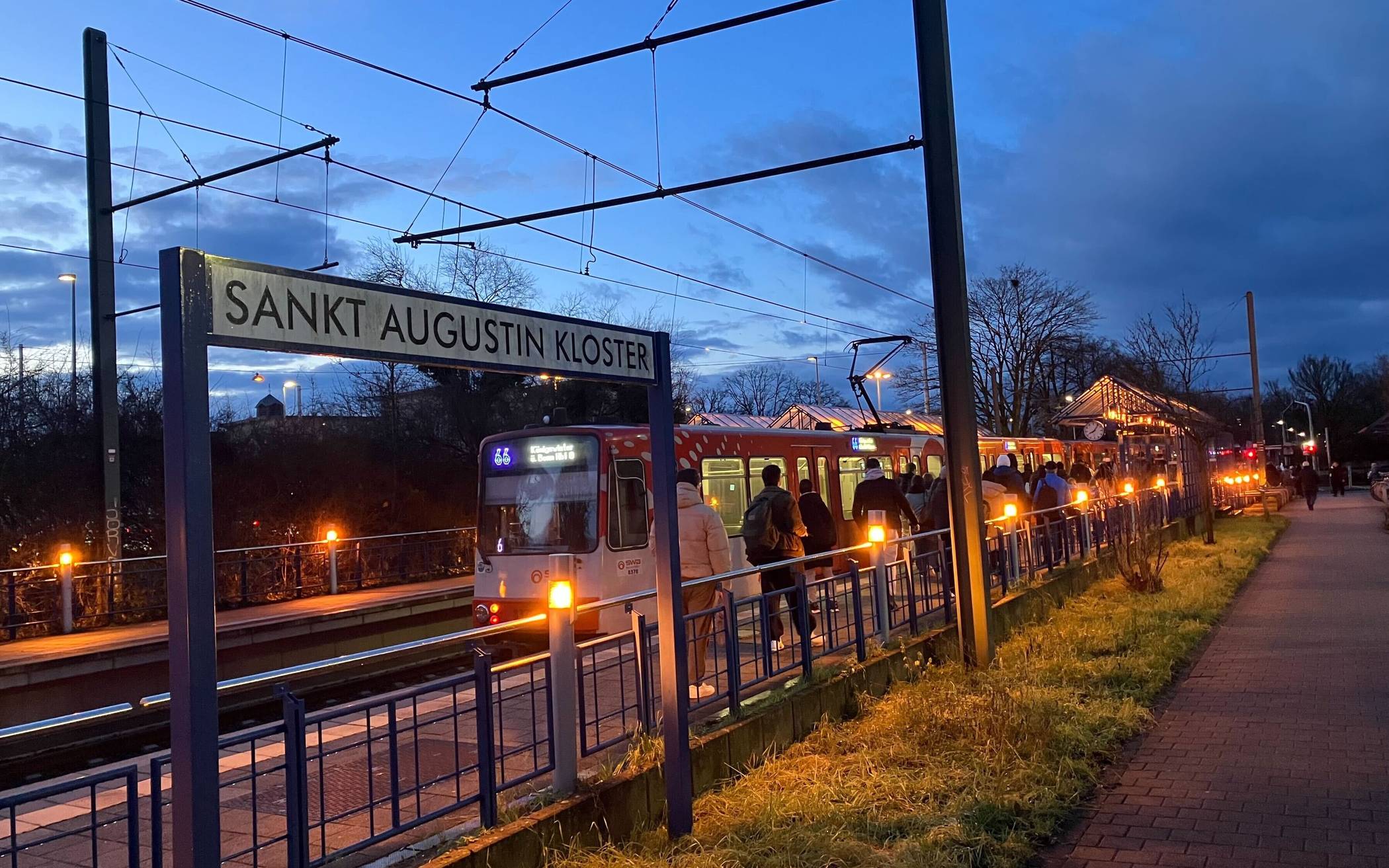 Die Bahn der Linie 66 hält nach einem Defekt an der Haltestelle Sankt Augustin Kloster an.  