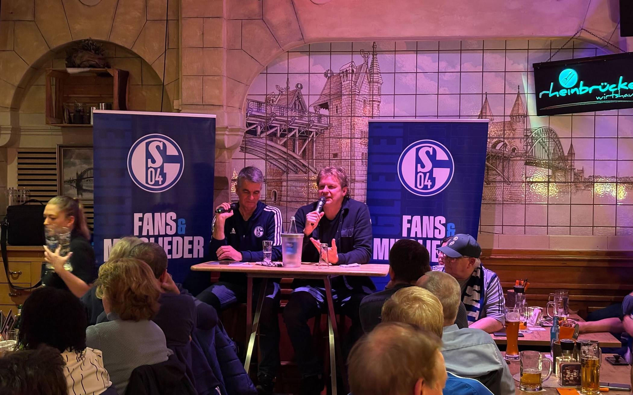  S04-Sportdirektor Youri Mulder (rechts) im Gespräch mit Mannschaftsbetreuer Dirk.  