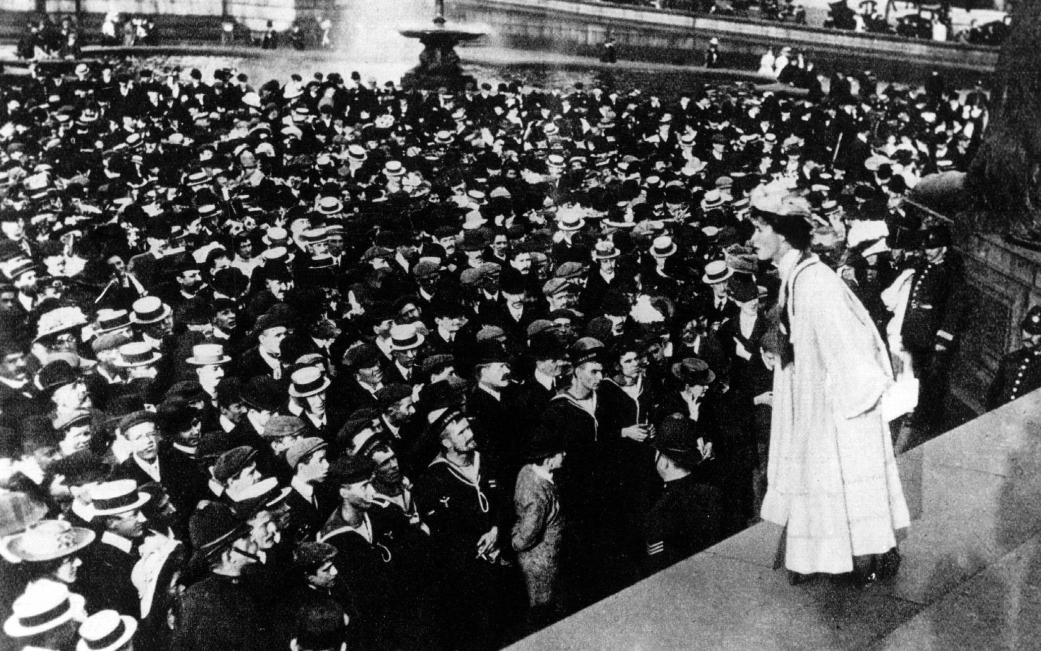  Frauen setzen sich für das Frauenwahlrecht ein.  