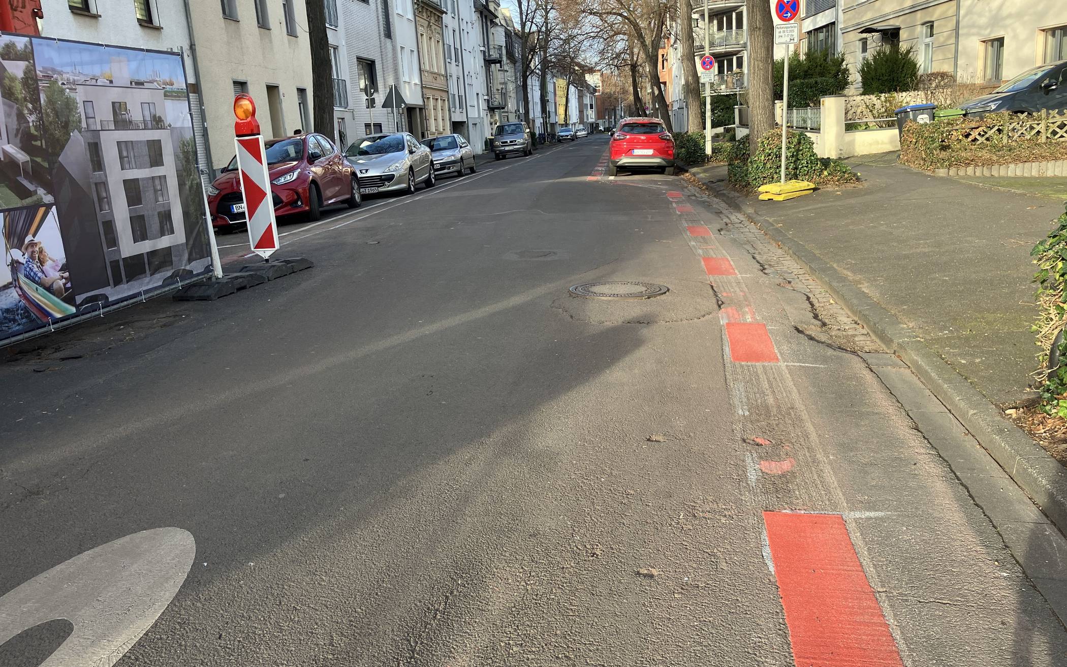  Die durchgezogene rote Linie auf der Rheinaustraße wurde abgefräst und durch gestrichelte Linien ersetzt. Im neuen Jahr sollen die restlichen Arbeiten erledigt werden.  