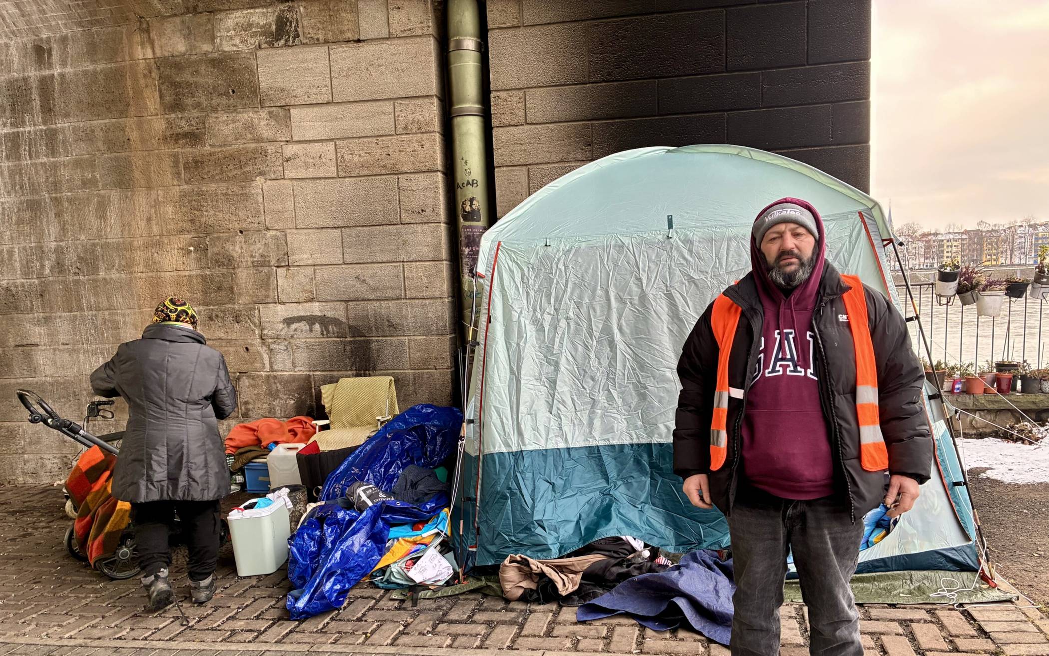 Leben unter der Kennedybrücke in Beuel: (v. l.) Sylvia und Risan Vassiliou vor ihrem neuen Zelt.