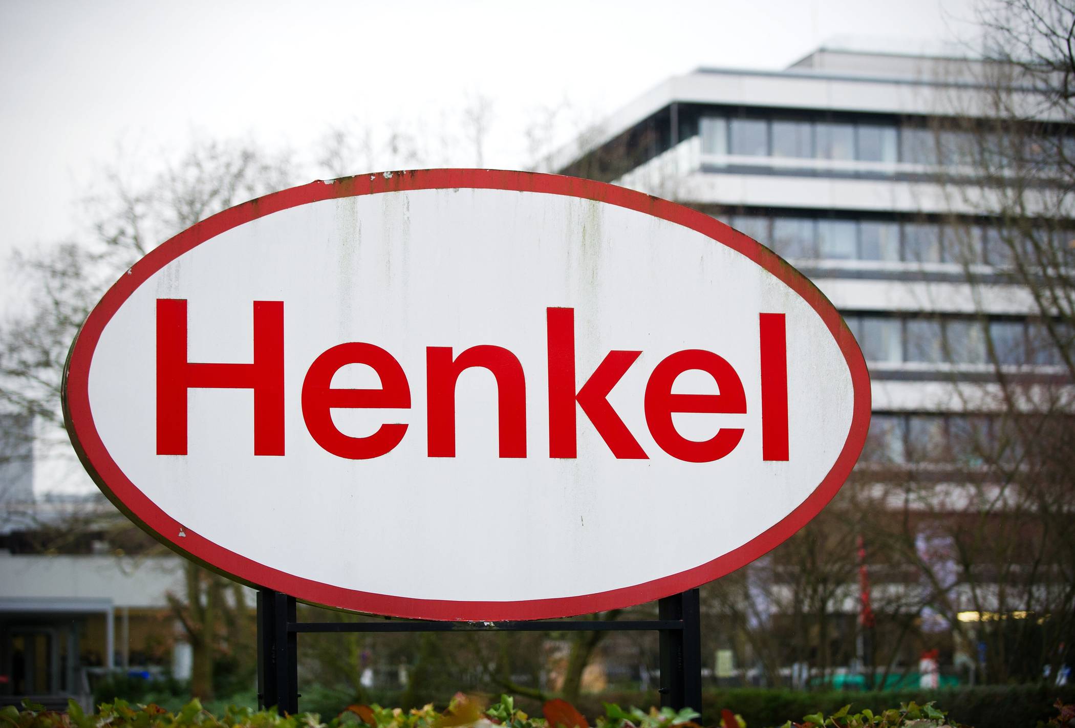 Das Logo der Henkel AG auf dem Werksgelände in Düsseldorf.