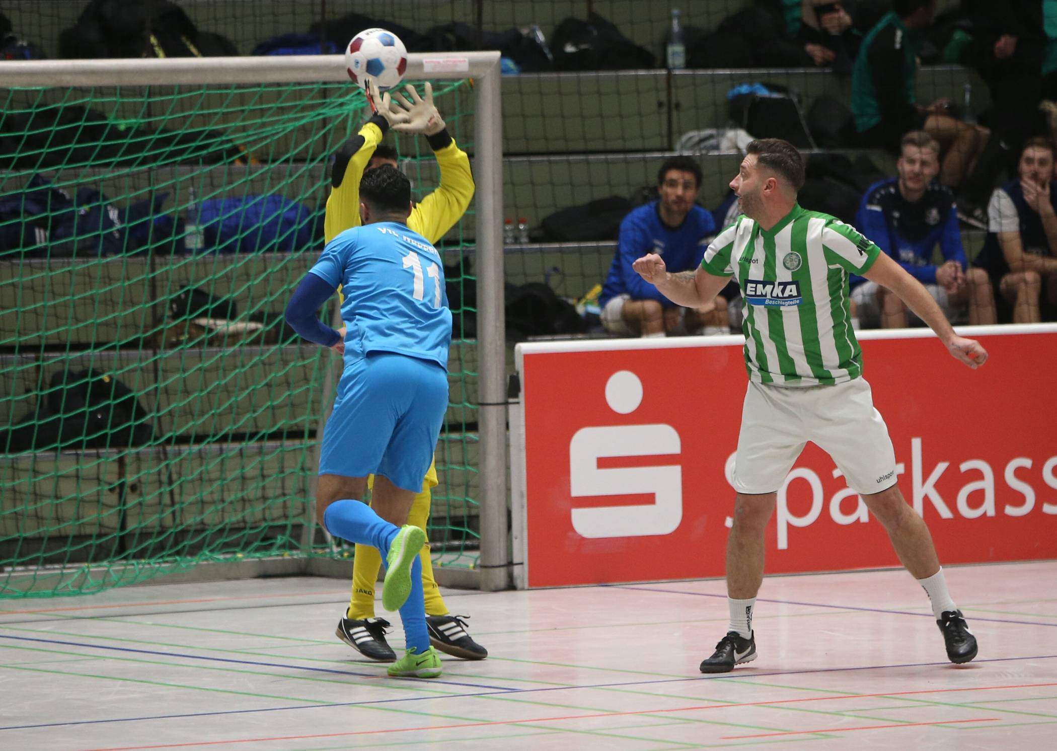  16 Teams bewerben sich in der Uni-Halle um den Titel. Jean Baumgarten (r.) hier im Vohrjahr für den Cronenberger SC am Ball, stürmt diesmal für FK Jugoslavija. 