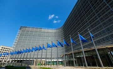 Ambitioniert hinter schöner Fassade: Die EU-Kommission will das Kunststoffrecycling voranbringen (Foto: EU-Kommission)