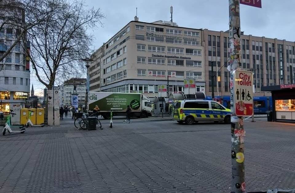 Düsseldorfer Hauptbahnhof: LKW fährt auf Gleise