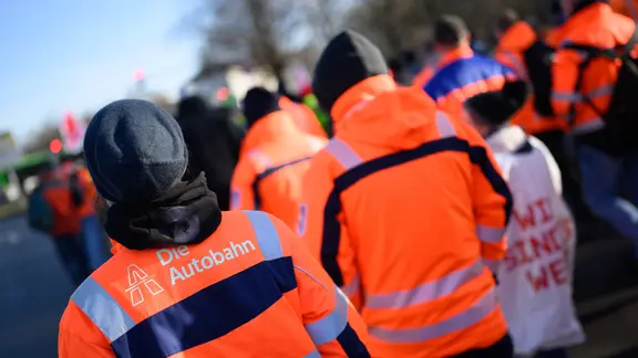 Beschäftigte demonstrieren im Rahmen des bundesweiten Warnstreiks in Hannover.
