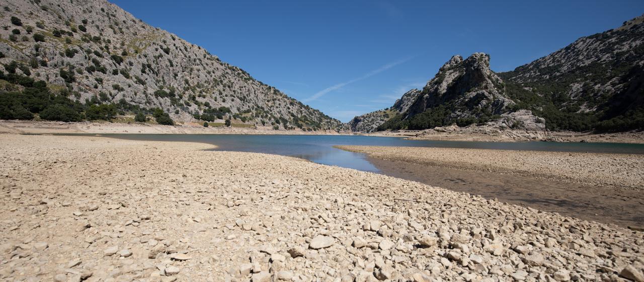 Blick auf ein ausgetrocknetes Wasserreservoir