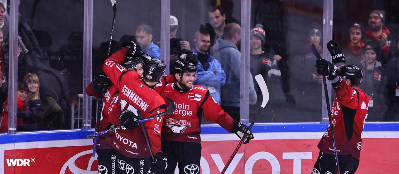 Die Spieler der Kölner Haie bejubeln ihren Treffer