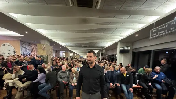 Großer Andrang bei Infoveranstaltung nach Sparkasseneinbruch in Gelsenkirchen | WDR / Olaf Biernat Großer Andrang bei Infoveranstaltung nach Sparkasseneinbruch in Gelsenkirchen