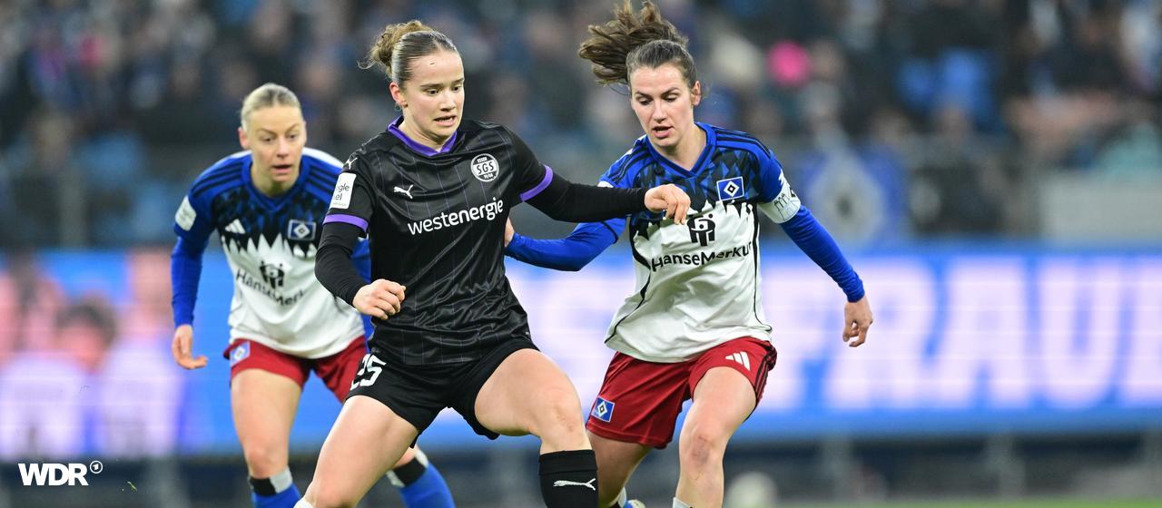 Paulina Platner von der SGS Essen im Zweikampf mit der Hamburgerin Pauline Machtens (r.)