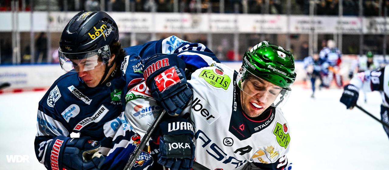 Manuel Alberg (l.) von den Iserlohn Roosters im Duell mit Frederik Tiffels von den Eisbären Berlin.