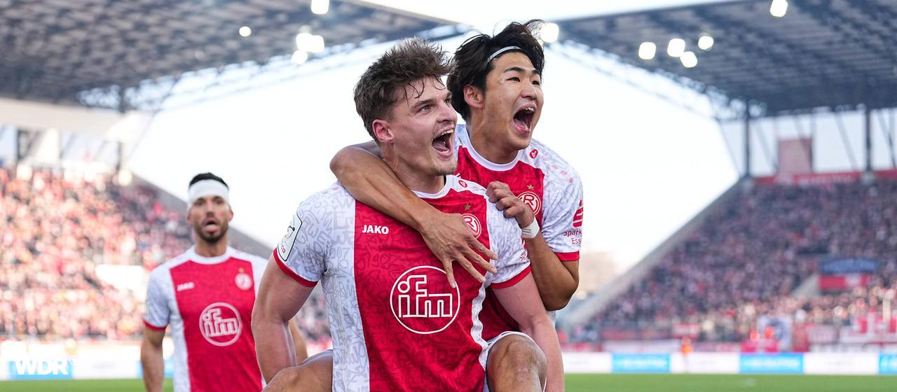 Marek Janssen und Kaito Mizuta bejubeln einen Treffer für Rot-Weiss Essen im Spiel gegen den TSV Havelse.