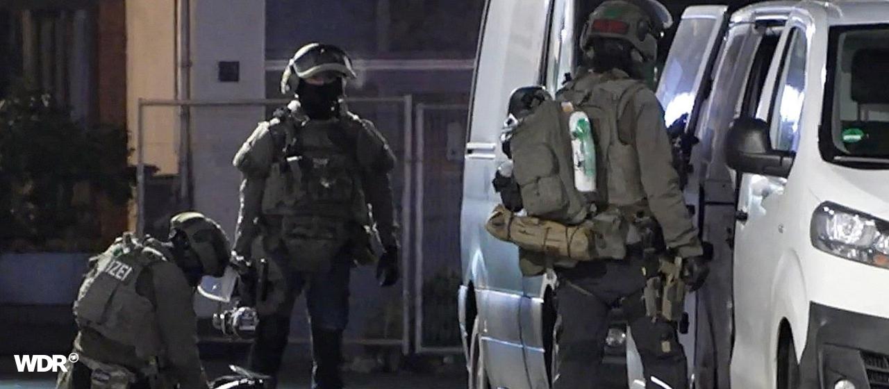 Mitglieder eines Spezialeinsatzkommandos sind im Einsatz