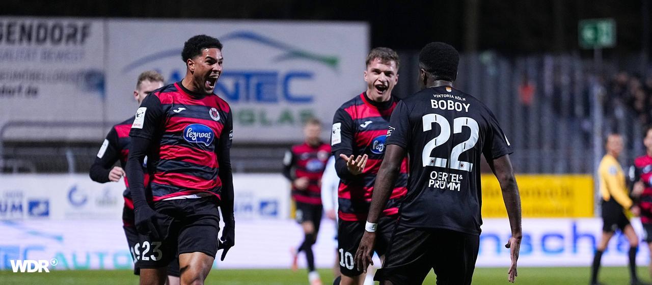 Viktoria Kölns Torschütze Verthomy Schilo Boboy (Nummer 22) bejubelt seinen Treffer im Spiel gegen Saarbrücken