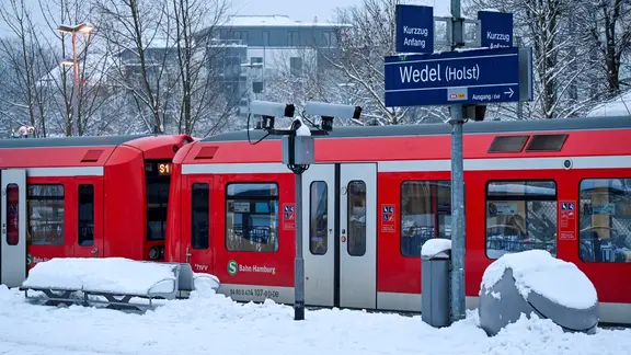 Verschneite S-Bahn in Wedel.