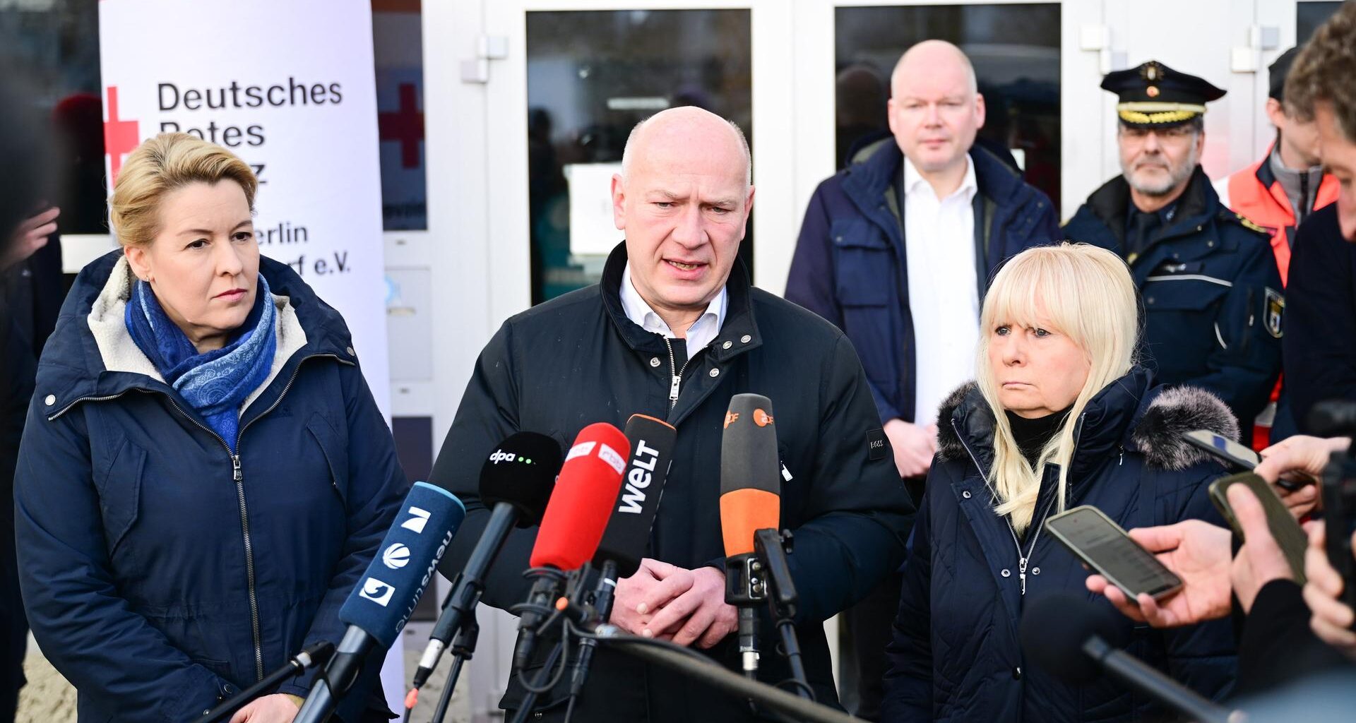 Wegner spricht bei einer Pressekonferenz in zahlreiche Mikrofone. Neben ihm stehen andere Behördenvertreter sowie anderem Franziska Giffey, die Berliner Senatorin für Wirtschaft, Energie und Betriebe.