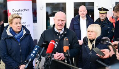 Wegner spricht bei einer Pressekonferenz in zahlreiche Mikrofone. Neben ihm stehen andere Behördenvertreter sowie anderem Franziska Giffey, die Berliner Senatorin für Wirtschaft, Energie und Betriebe.