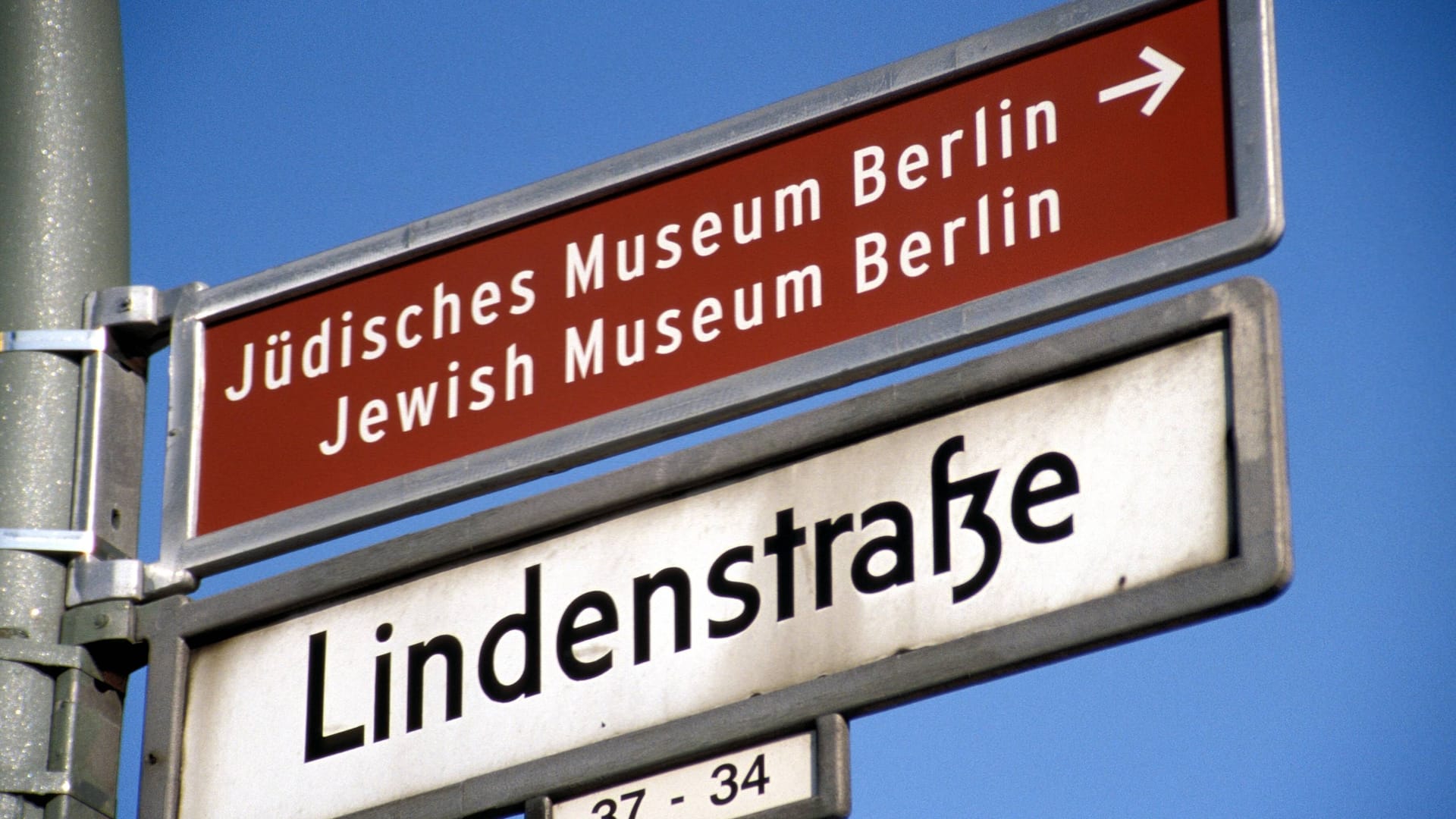 Wegweiser zum Jüdischen Museum in der Berliner Lindenstraße (Archivbild): Die Lindenstraße gibt es neunmal in Berlin.