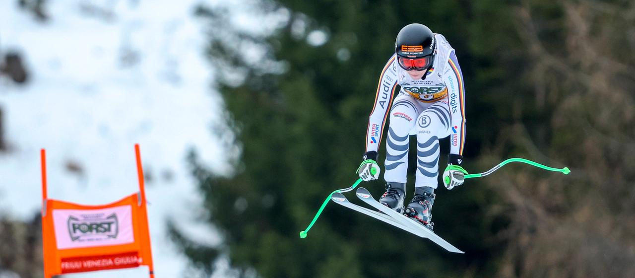 Kira Weidle-Winkelmann bei der Abfahrt in Tarvisio in Aktion.