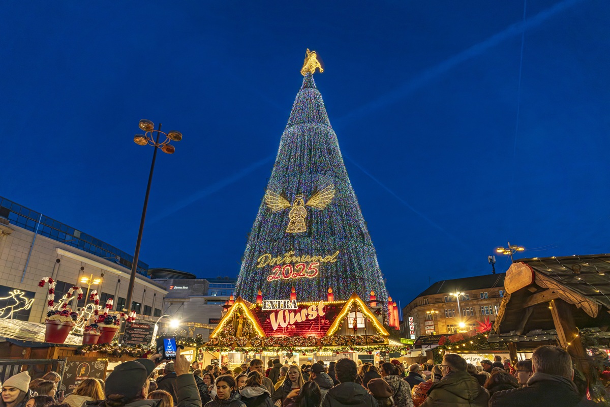 Der hell erleuchtete Baum auf dem Weihachtsmarkt Dortmund.
