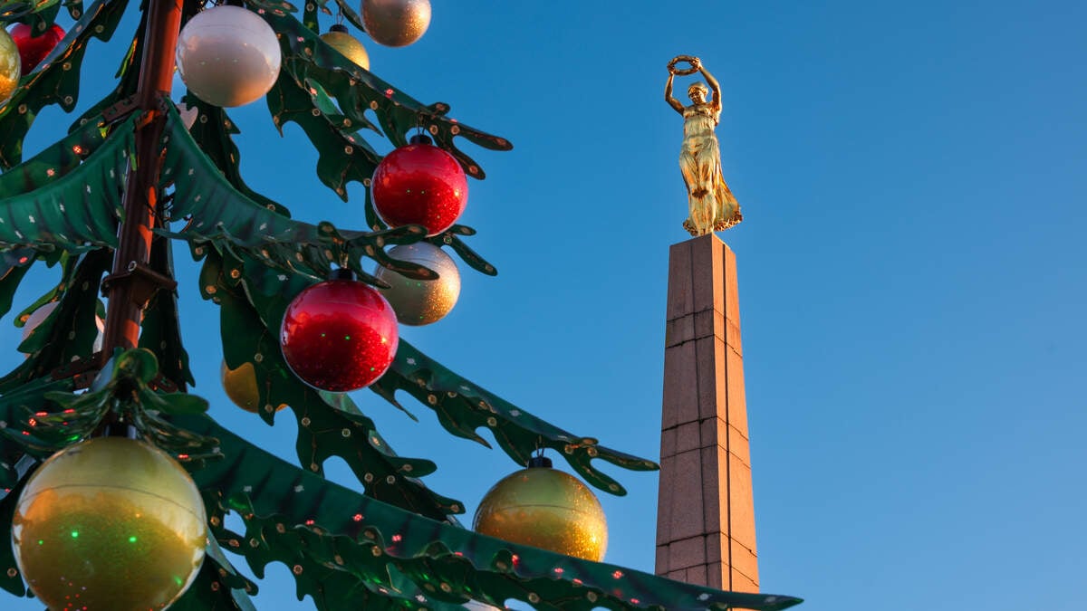 Wolkenfreier Himmel, klare Sicht und eine leuchtende Gëlle Fra – beste Voraussetzungen für dieses Fotomotiv auf der Place de la Constitution.