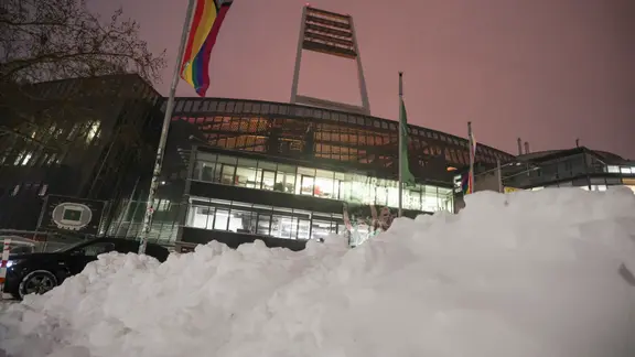 Schnee türmt sich vor dem Weserstadion des SV Werder Bremen 