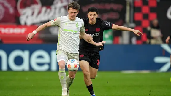 Bremens Jens Stage (l.) im Zweikampf mit Leverkusens Ibrahim Maza | picture alliance/ASSOCIATED PRESS | Martin Meissner Bremens Jens Stage (l.) im Zweikampf mit Leverkusens Ibrahim Maza