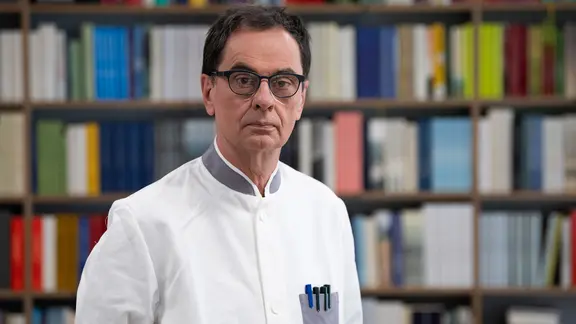 Gerhard Steidl, Verleger, steht in seinem Verlag. | picture alliance, Swen Pförtner/dpa Gerhard Steidl, Verleger, steht in seinem Verlag.