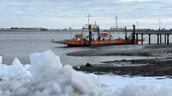 Die Weserfähre "Kleinsiel" hat den Betrieb eingestellt. Am Montag soll sie wieder fahren. | NDR, Lotti Höfer Die Weserfähre Kleinensiel im liegt bei winterlichem Wetter im Hafen von Brake.