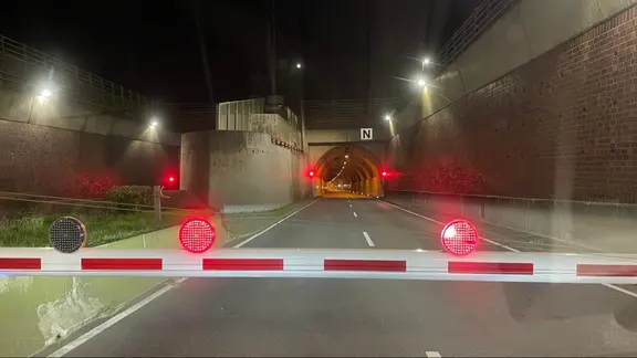 Eine Schranke und rote Leuchtsignale vor dem gesperrten Wesertunnel.