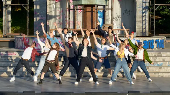 Eine Gruppe Tänzer tanzt auf der Eutiner Seebühne.