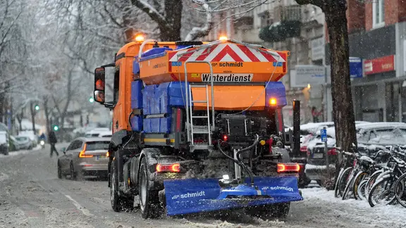 Ein Streu- und Räumfahrzeug des Winterdienstes fährt auf einer Straße in Hamburg. | dpa Bildfunk, Marcus Brandt/dpa Ein Streu- und Räumfahrzeug des Winterdienstes fährt auf einer Straße in Hamburg.
