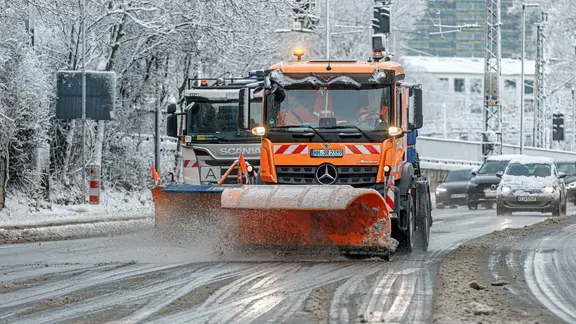 Fahrzeuge des Winterdienstes in Hamburg räumen den Schnee auf der Lombardsbrücke und streuen die Fahrbahn.