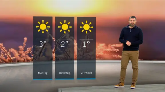 Wetterexperte Sebastian Wache steht im Studio mit der Wettervorhersage. | NDR Wetterexperte Sebastian Wache steht im Studio mit der Wettervorhersage.