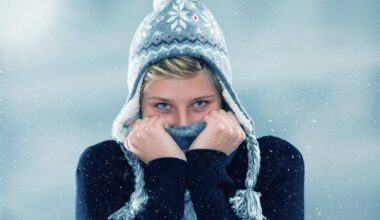 Das Bild zeigt eine frierende, junge Frau.