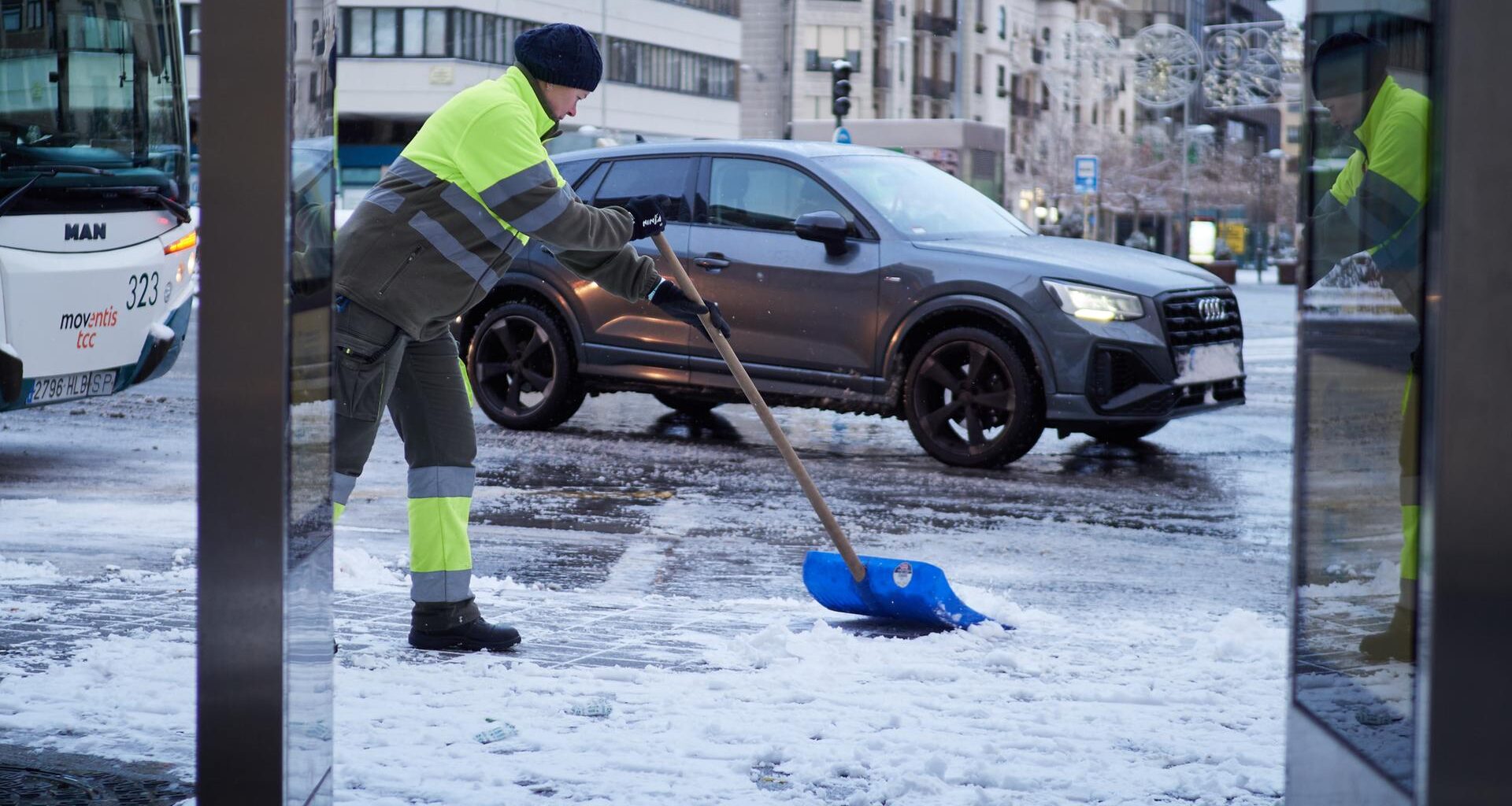 Pamplona: Städtische Mitarbeiter räumen die Straßen vom Schnee.
