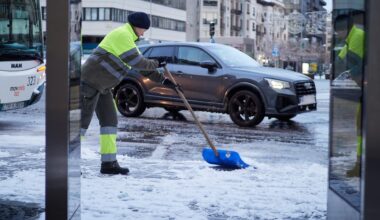 Pamplona: Städtische Mitarbeiter räumen die Straßen vom Schnee.