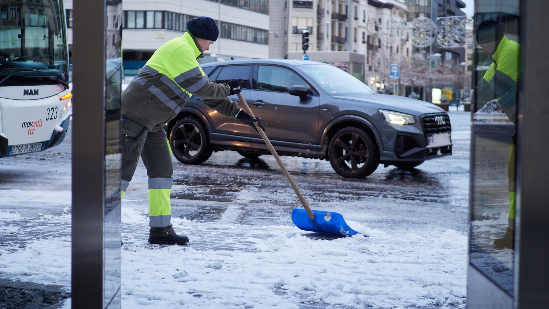Pamplona: Städtische Mitarbeiter räumen die Straßen vom Schnee.