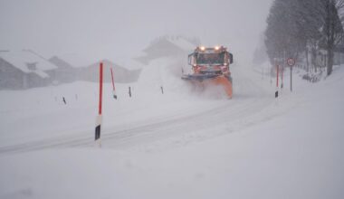 Winterliches Wetter: Ein Räumfahrzeig befreit eine Straße vom Schnee