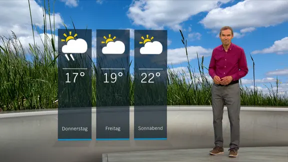 NDR Moderator Meeno Schrader steht im Studio mit der Wettervorhersage.