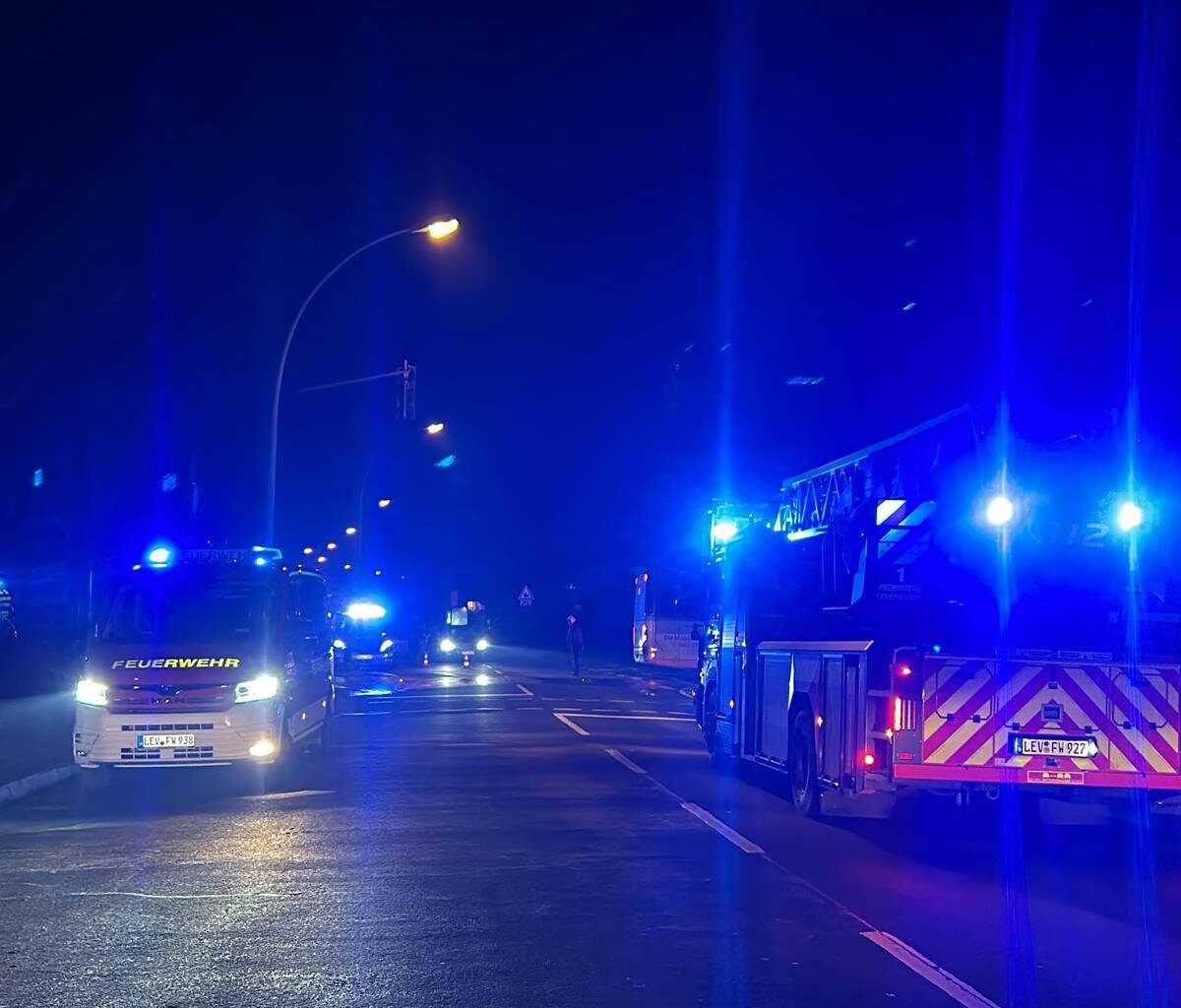 Feuerwehr Leverkusen in Nacht wegen Saunabrand gerufen