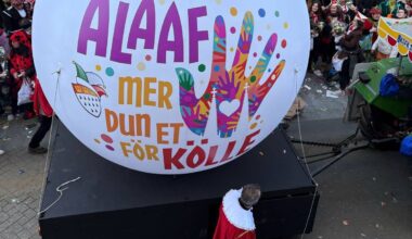 Kamellespende für Karnevalszüge in den Veedeln