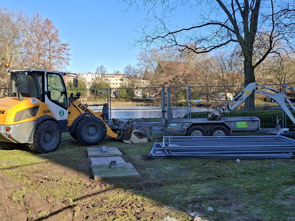 Bagger stehen in einem Park in Braunschweig.