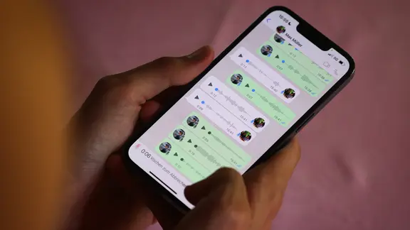 Ein Smartphone mit vielen Sprachnachrichten bei WhatsApp