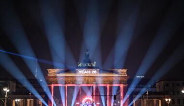 Silvesterparty: Großer Andrang bei Party am Brandenburger Tor in Berlin