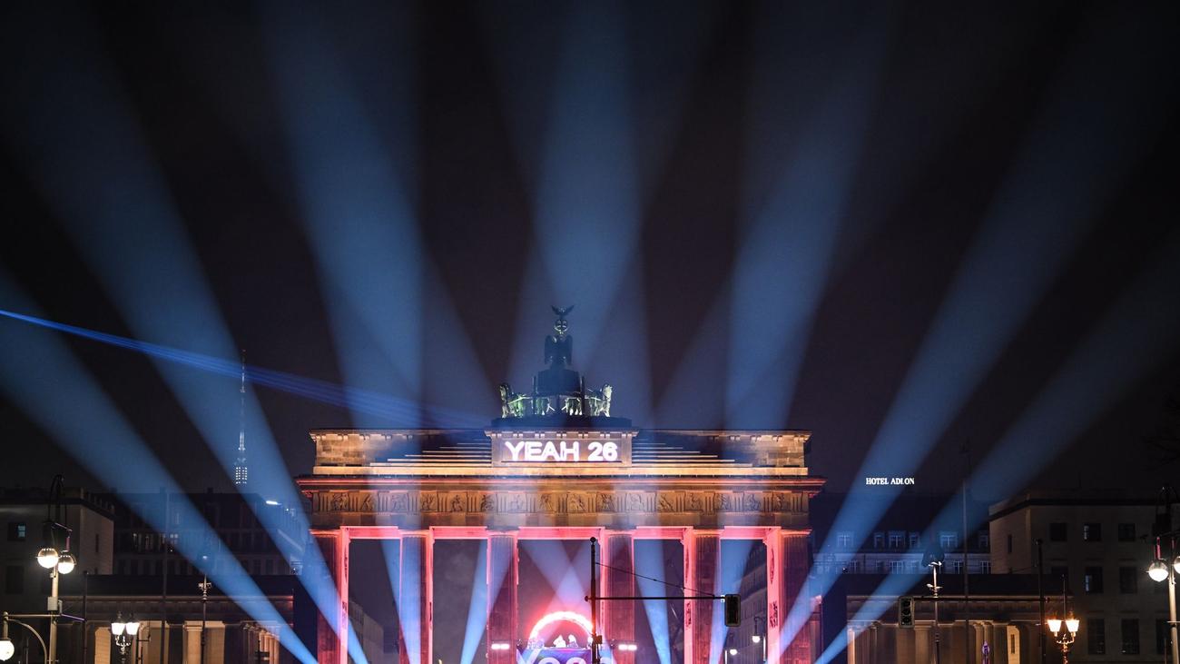 Silvesterparty: Großer Andrang bei Party am Brandenburger Tor in Berlin