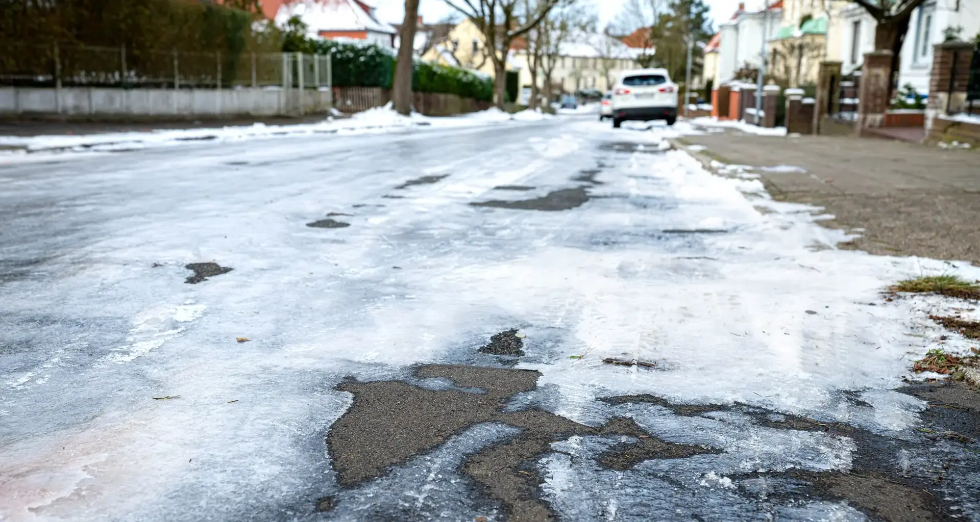 Glätte und Schnee in Niedersachsen: OPs verschoben, Verkehr gestört