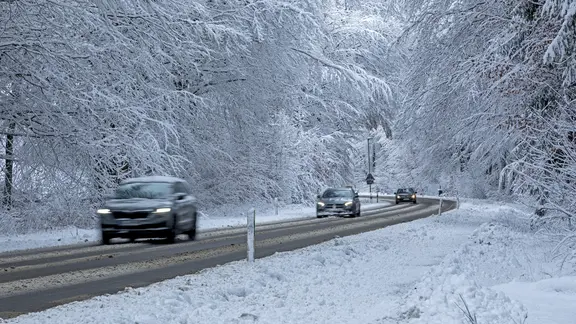 Autos fahren durch verschneite Landschaft in Sieversen in der Samtgemeinde Rosengarten.